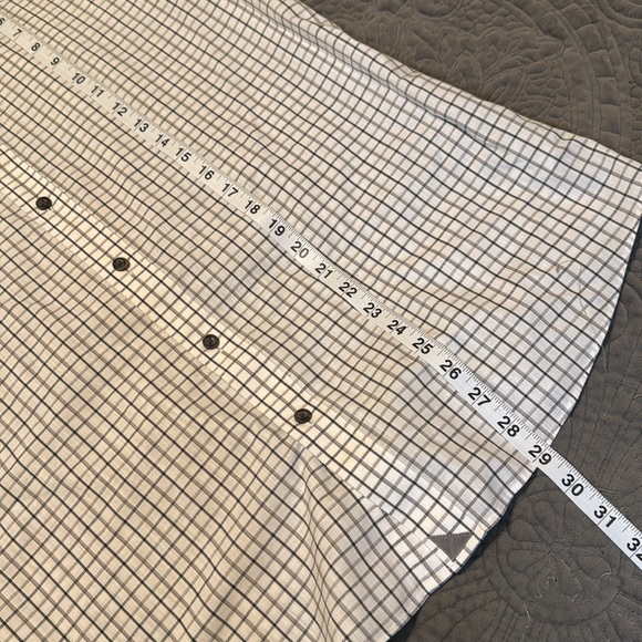 UNTUCKIT Button Down Shirt. Size XL - Picture 8 of 9